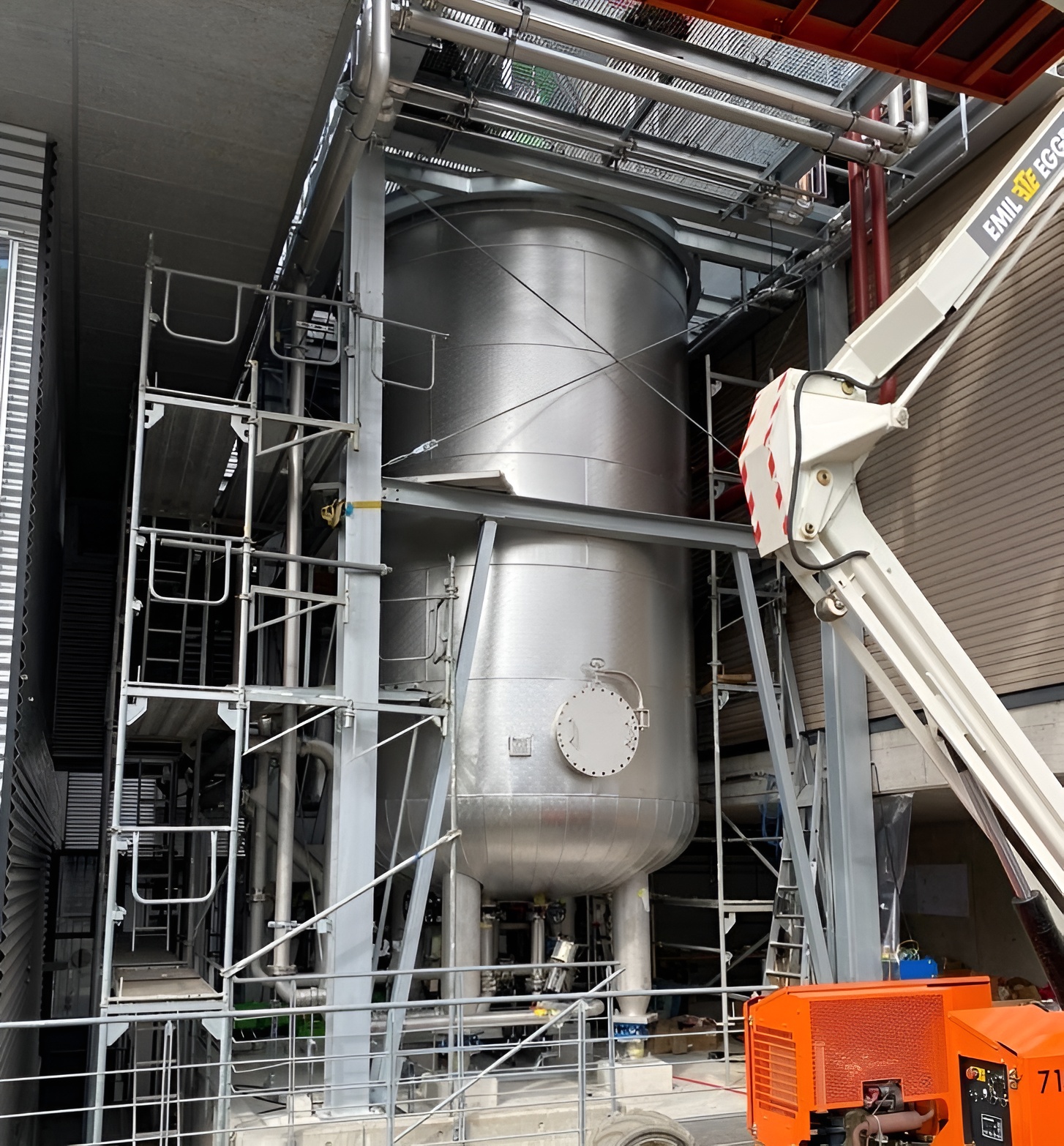 Grosser Behälter in einer Industrieanlage während der Ausführung